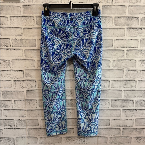 Lilly Pulitzer Bomber Luxletic blue palm tree pattern Capri length leggings Sm - Picture 3 of 5